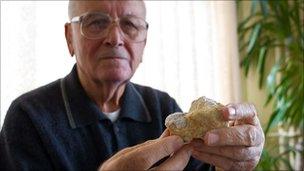 Dr Izzettin Baris holding a piece of erionite - _49848273_dr.izzettinbarisholdingerioniterock-7254