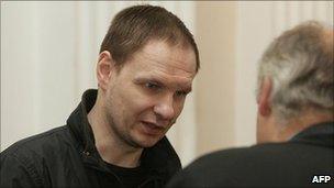 Former Soviet police commando Konstantin Mikhailov speaks to his lawyer in Vilnius, 14 September 2009 - _52657465_90719971