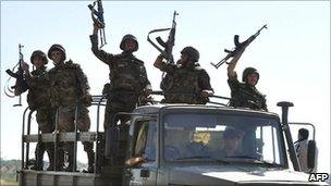 Army vehicles withdraw from Hama, Syria (10 Aug 2011)