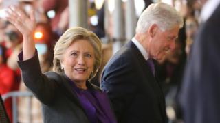Hillary Clinton con Bill Clinton _92374530_162343c5-a739-41cc-9670-85900b