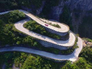 Fabio Barone drives along Tongtian Road in Zhangjiajie, Hunan province (21 Sept 2016)
