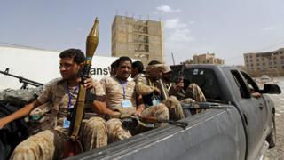Houthi rebel fighters sit inside a pick-up truck in Sanaa (10 July 2015)