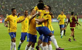 Brasil celebra su segundo gol _91772440_b30b7f25-198c-41ab-a1ae-4d59c2