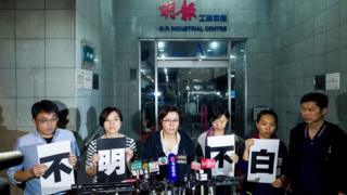 Staff members of Ming Pao speak to media outside of Ming Pao headquarter (20 April)