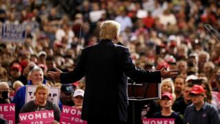 Donald Trump en un mítin. _92085597_gettyimages-617298042.jpg