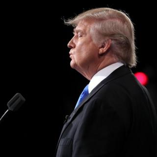 Donald Trump hace una pausa durante un discurso _92354008_gettyimages-610600382.jpg