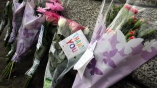 We Love Bags Jo Cox death: Husband leads tributes to shot MP - BBC News