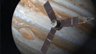 Así es la primera foto que la sonda Juno envió desde la órbita de Júpiter