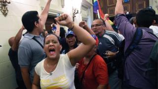 _92062351_manifestantes.jpg