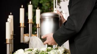 Urna de cenizas. _92088913_thinkstockphotos-465280303.jpg