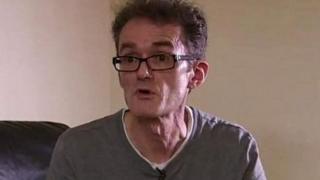 'Não faça isso em casa': o britânico que operou a si mesmo com instrumentos emprestados de dentista