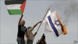 Protesters burn Israeli flag in Istanbul, on 31 May 2010