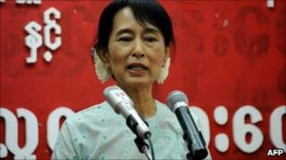 Aung San Suu Kyi speaks at NLD headquarters in Rangoon, Burma (8 Feb 2011)