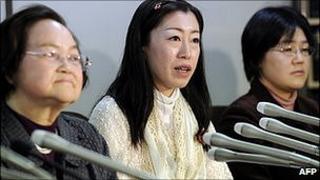 Emie Kayama, centre, with other plaintiffs in the Tokyo court