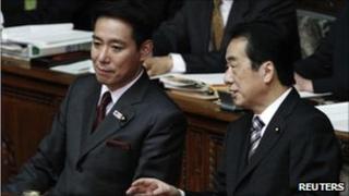 Prime Minister Naoto Kan (R) speaks with Foreign Minister Seiji Maehara in parliament on 24 January 2011.