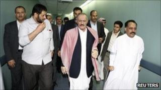President Saleh (centre) tours a hospital in Riyadh, 11 August