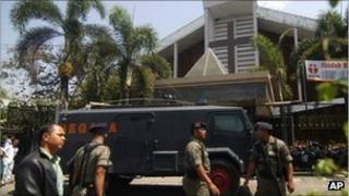 Police outside the church in Solo, Indonesia (25 Sept 2011)