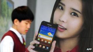 Samsung advertises one of its LTE phones in Seoul