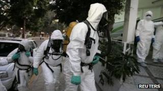 Police forensic teams arrive at hospital in Guadalajara, Mexico (26 Dec 2011)