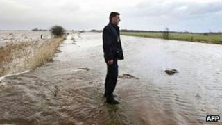 Dutch policeman observers flooding at Tolbert, Netherlands (5 Jan 2012)