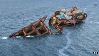 An oil sheen flows from the stricken cargo ship Rena (photo taken 16 January)