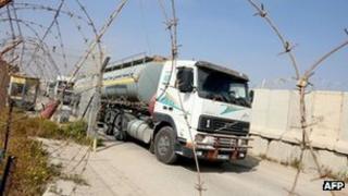 A fuel tanker drives into the Gaza Strip from the Kerem Shalom crossing (4 April 2012)
