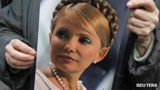 A supporter with a placard of Ukraine's former PM Yulia Tymoshenko (28 March 2012)