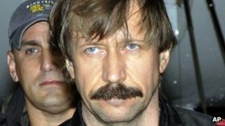 Viktor Bout (centre)