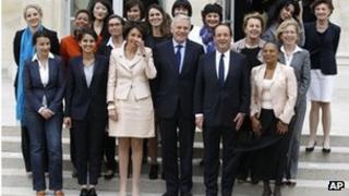 President Hollande (2nd R) and PM Jean-Marc Ayrault (3rd R) with the French cabinet (17 May 2012)