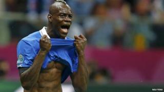 Mario Balotelli celebrating in Italian shirt