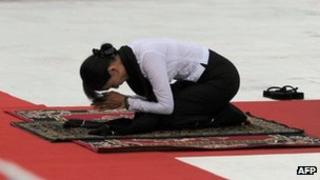 Aung San Suu Kyi prays in honour of her late father, independence hero General Aung San