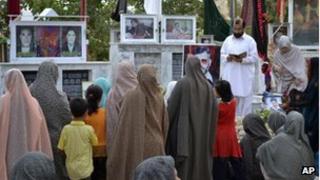 Shia mourners at a graveyard in Quetta (September 2012)