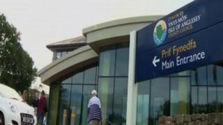 Cynghorwyr Ynys Môn i gyfarfod yn Llangefni idrafod moderneiddio gwaith yr awdurdod.