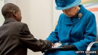 The Queen looks at Samsung tablet