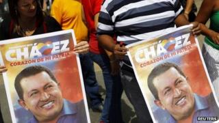 Venezuelans hold posters and write messages of support in Caracas, 12 Dec
