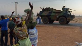 French soldiers on an armoured personnel carrier head north from the Malian capital, Bamako (15 Jan 2013)