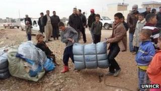 Azaz refugees get UN blankets and tents