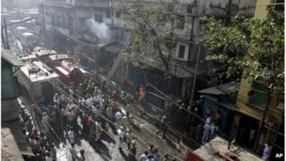 Fire crews at the scene of the fire in Calcutta, India (27 Feb 2013)