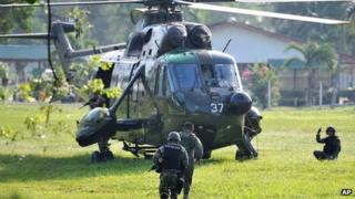 Malaysia army commandos prepare to board a helicopter to join an assault near the area where a stand-off with Filipino gunmen took place 5 March 2013, in Tanduo village, Lahad Datu, Sabah, Malaysia