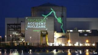 Greenpeace projection at Tricastin nuclear plant, 15 Jul 13