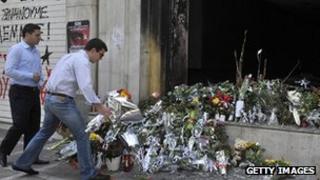 Flowers left in front of Marfin Bank (6 May 2010) LOUISA GOULIAMAKI/AFP/Getty Images)