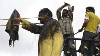 anti-Telangana protesters vandalised a statue of former prime minister Rajiv Gandhi in Kurnool district.