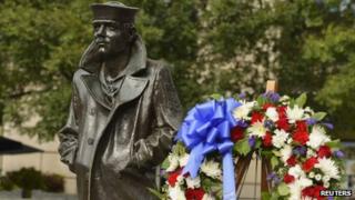 A wreath is left after a ceremony by military leaders, to honour the victims of the attack at the Navy Yard, at the Navy Memorial in Washington (17 September)