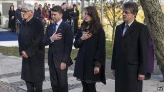(Left to right) Professor Tony Badger of the Kennedy Memorial Trust, US Ambassador Matthew Barzun, Kennedy's granddaughter Tatiana Schlossberg and Lord Hill, leader of the House of Lords at ceremony