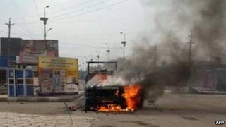 A security forces vehicle on fire in Ramadi (30 December 2013)