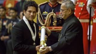 India cricketer Sachin Tendulkar (L) receives "Bharat Ratna" award from President Pranab Mukherjee in Delhi on February 4, 2014