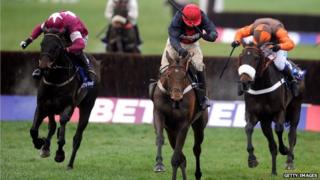 Bob's Worth (centre) on its way to winning the 2013 Betfred Gold Cup