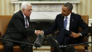 Mahmoud Abbas shakes hands with Barack Obama at the White House (17 March 2014)