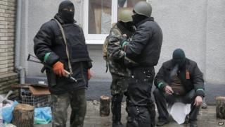 Pro-Russian gunmen holding police station in Sloviansk, 13 Apr 14