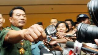 Lt-Gen Moeldoko holding a watch in front of journalists